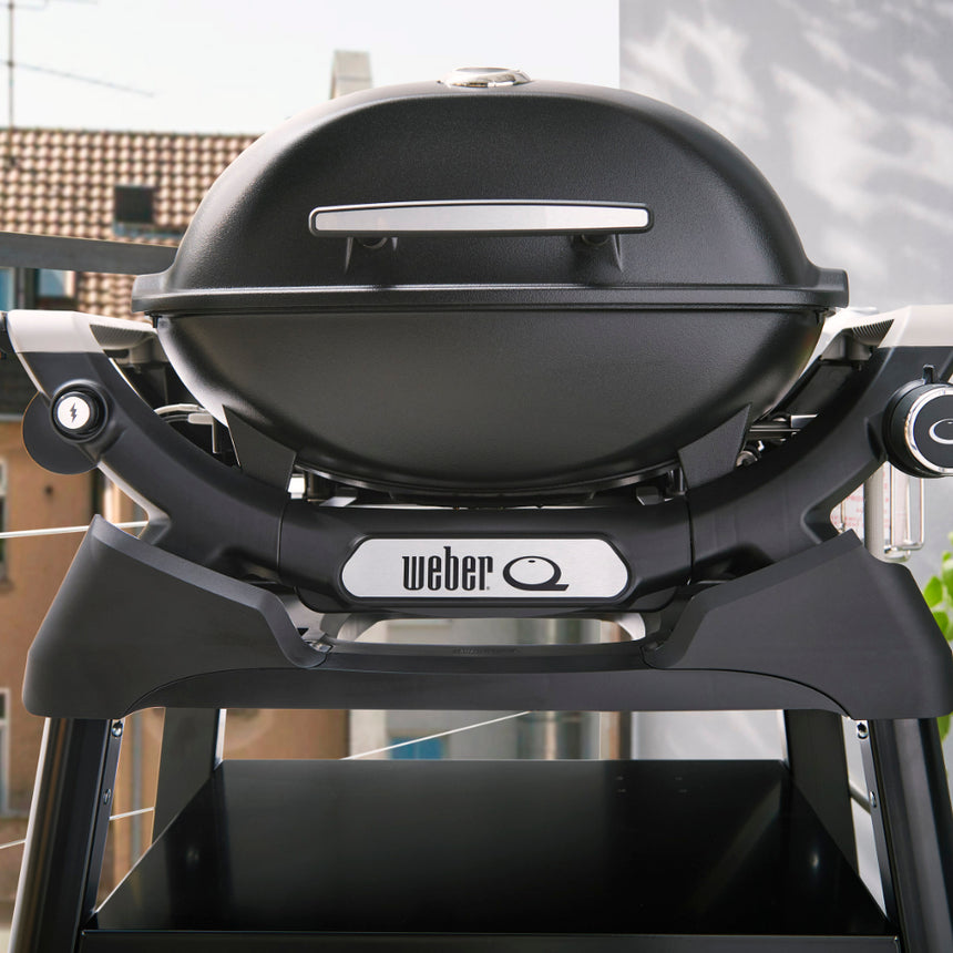 Barbacoa Weber Q 1200N con mesas laterales y soporte compacto