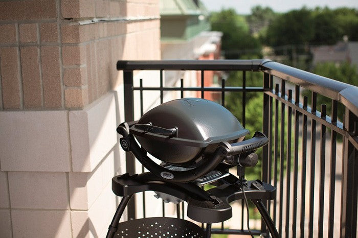Barbacoa Weber® Q1400 Dark grey con mesas y soporte