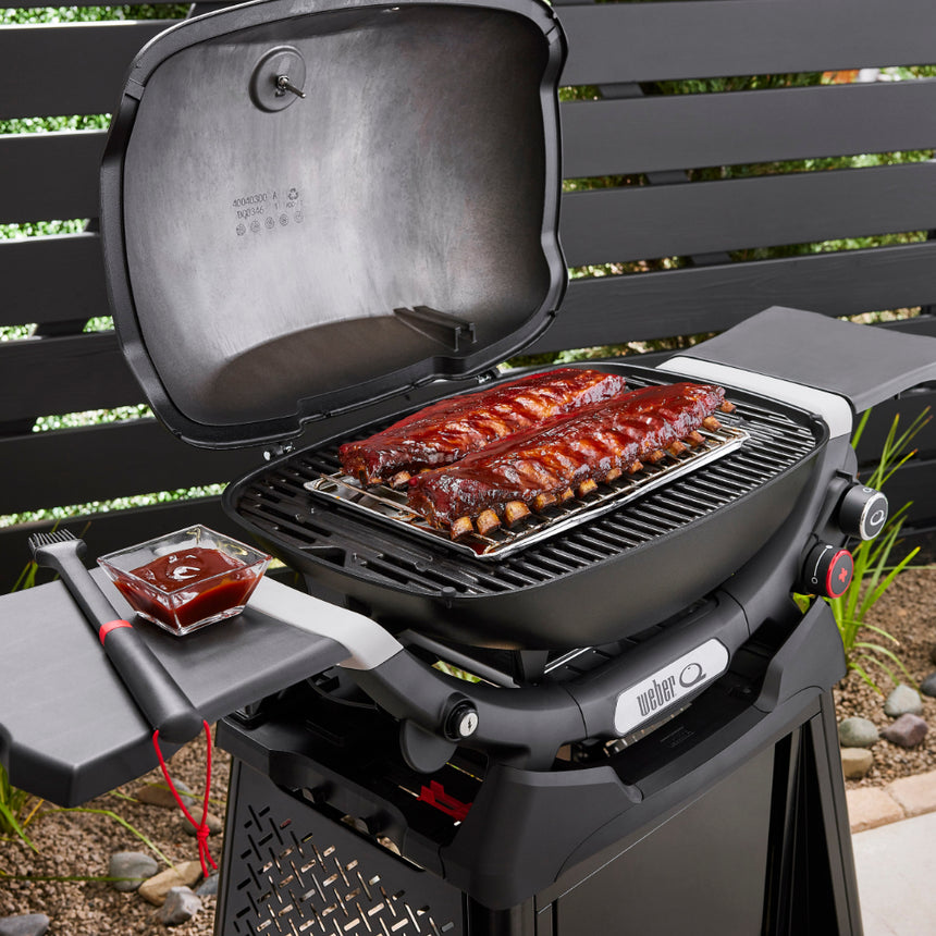Weber Q 2800N+ barbecue with premium cart