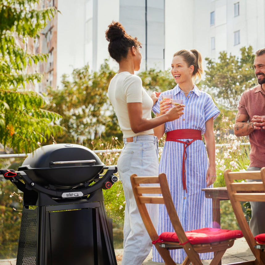 Weber Q 2800N+ barbecue with premium cart