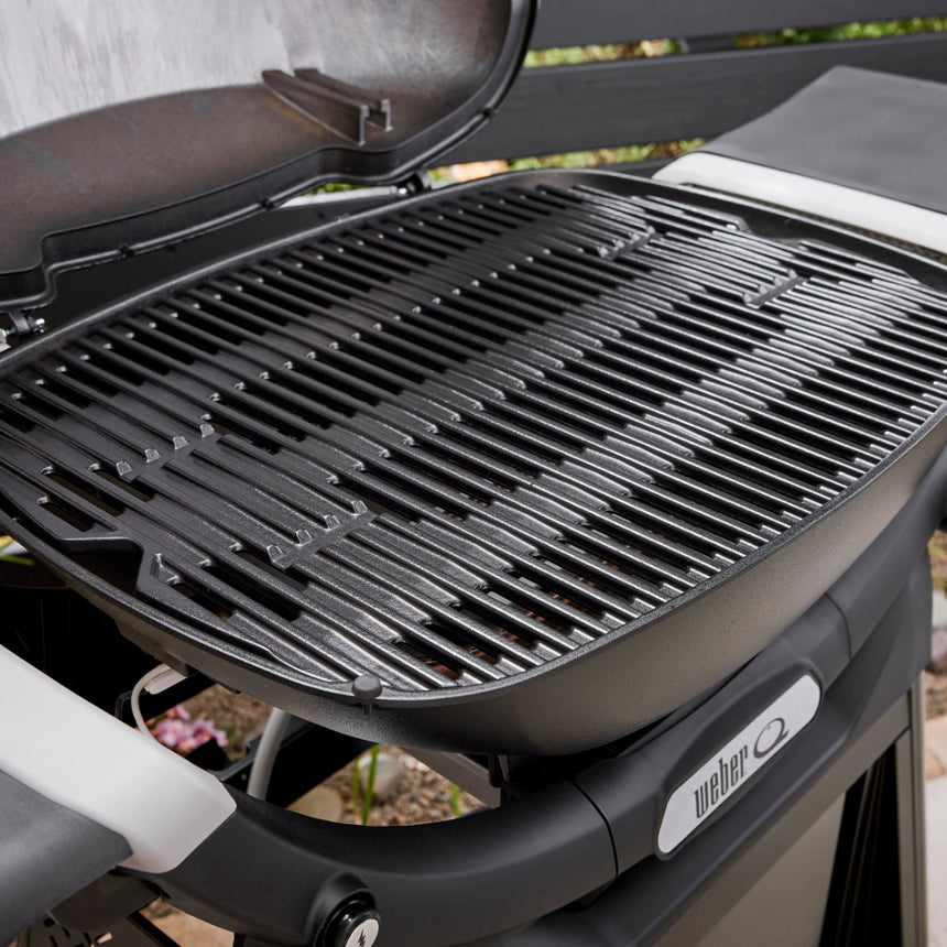Weber Q 3200N+ barbecue with premium cart
