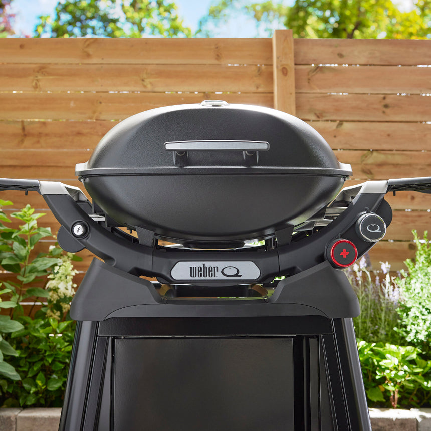Weber Q 2800N+ barbecue with premium cart