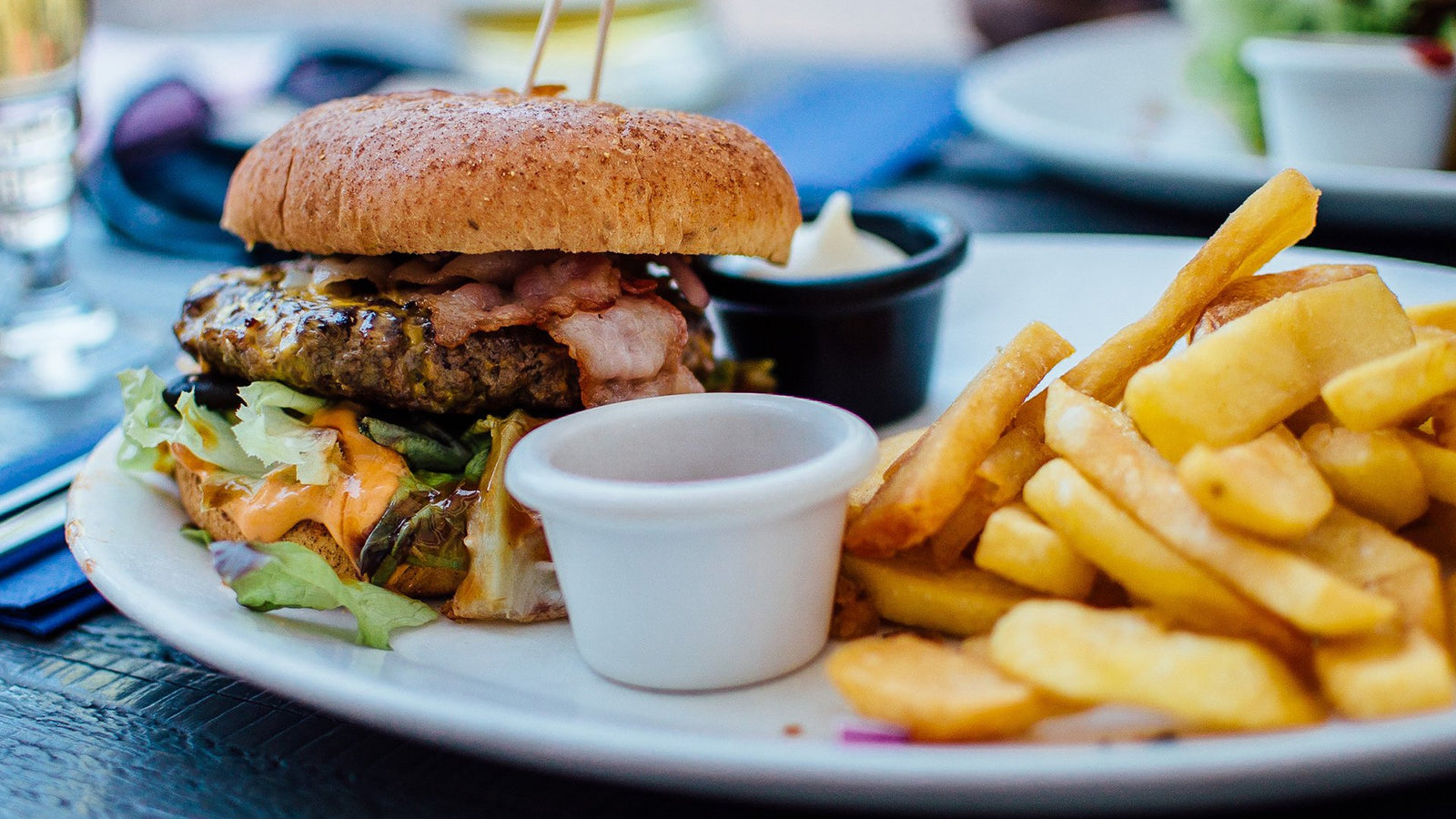 Hamburguesa de bistec de falda con cebollas balsámicas