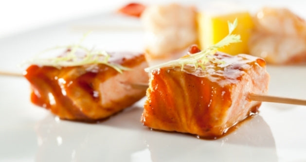 Brochetas de salmón con salsa de coco y curry