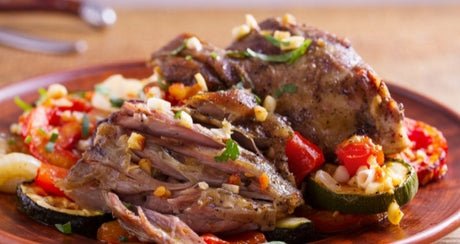 Paletilla de cordero con verduras mediterráneas