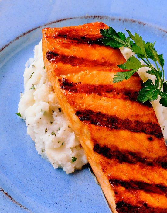 Salmón ahumado con virutas de manzano