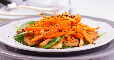 Tofu asado con ensalada de zanahorias