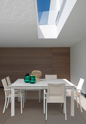 Silla con brazos Konnor, color blanco