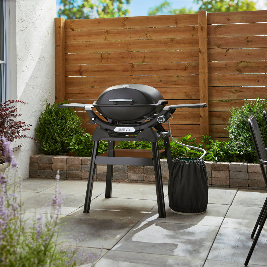 Barbacoa Weber Q 2200N con mesas laterales y soporte compacto