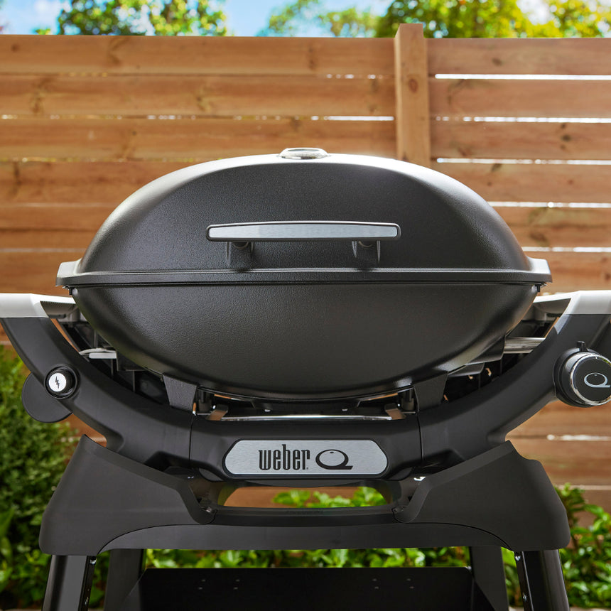 Barbacoa Weber Q 2200N con mesas laterales y soporte compacto